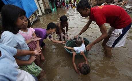 10 Aktifitas Yang Bikin Happy Saat Banjir Melanda Bray!