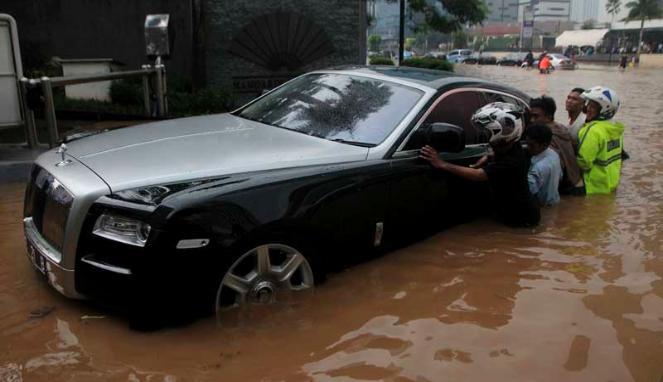 FOTO: Rolls-Royce Rp10 Miliar Keok Hadapi Banjir Jakarta
