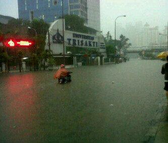 &#91;Pict&#93; Menikmati Jakarta Tenggelam