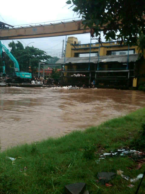 Butuh Bantuan Untuk Korban Banjir Jakarta Wilayah Kampung Pulo 