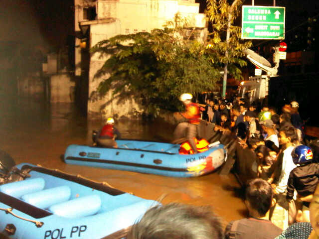 Butuh Bantuan Untuk Korban Banjir Jakarta Wilayah Kampung Pulo 