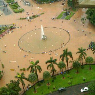 keadaan banjir didepan gedung indosat dari waktu kewaktu