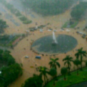 keadaan banjir didepan gedung indosat dari waktu kewaktu