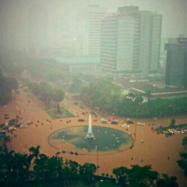 keadaan banjir didepan gedung indosat dari waktu kewaktu