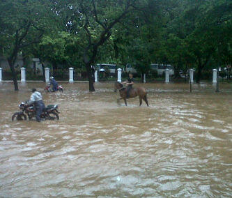 keadaan banjir didepan gedung indosat dari waktu kewaktu