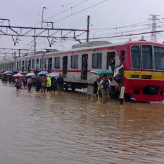 keadaan banjir didepan gedung indosat dari waktu kewaktu