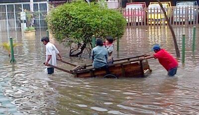 Ojek Anti Banjir di Kemayoran Laris Manis(rezki di balik musibah)