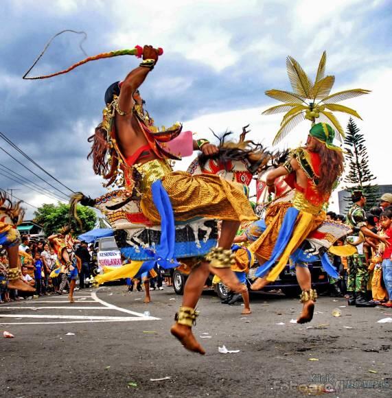 Tarian Kuda Lumping &quot; Gangnam style ala Indonesia&quot; yang mulai terpinggirkan