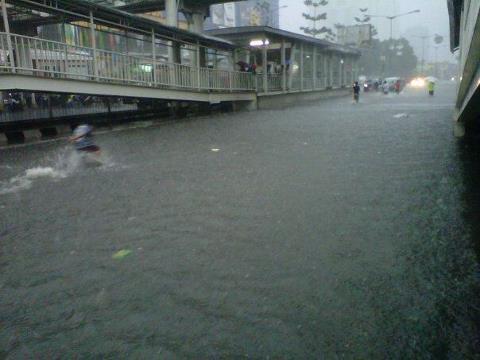 Posting Poto laporan banjir hari ini di tempat agan