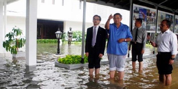 SBY Gulung Celana Saat Pantau Banjir di Istana