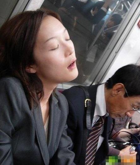( Foto ) Ekspresi Lucu Mereka Yang Tertidur Di Angkutan Umum