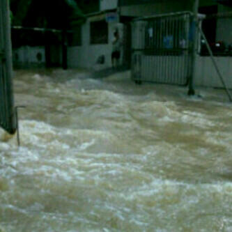 Nanya dong? Yg indonya di Jakarta Barat-lagi Banjir emang bener yah? :( 