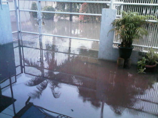 Nanya dong? Yg indonya di Jakarta Barat-lagi Banjir emang bener yah? :( 