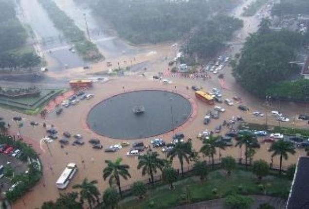 Bundaran HI banjir selutut