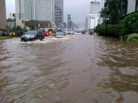 Ruas Jalan HI-Sudirman Lumpuh