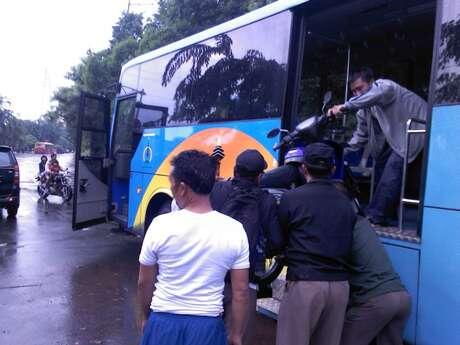 12 Cara Kreatif &amp; Nekat Warga Jakarta Tembus Banjir