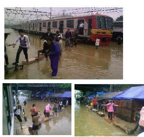 12 Cara Kreatif &amp; Nekat Warga Jakarta Tembus Banjir