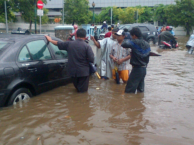 JAKARTA KEMBALI DILANDA BANJIR 5 TAHUNAN 