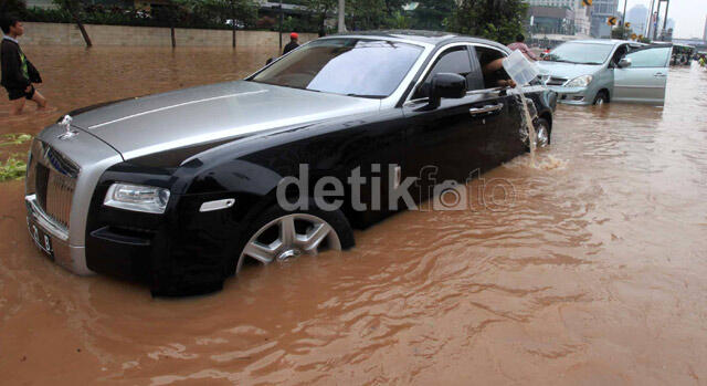 Mobil mewah (rolls-royce) juga kena imbas banjir di Bunderan HI