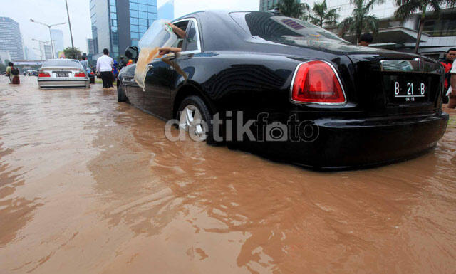 Mobil mewah (rolls-royce) juga kena imbas banjir di Bunderan HI