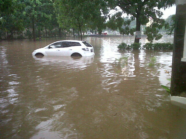 Mobil mewah (rolls-royce) juga kena imbas banjir di Bunderan HI
