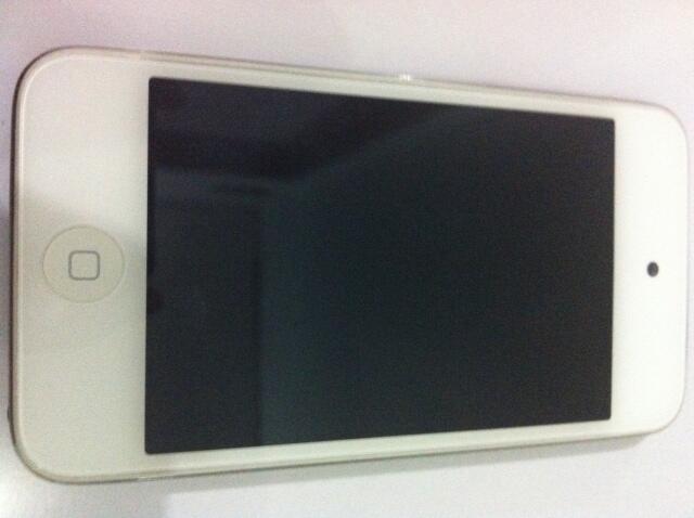 iPod touch 4th 8gb White Fullset Mulus Bergaransi