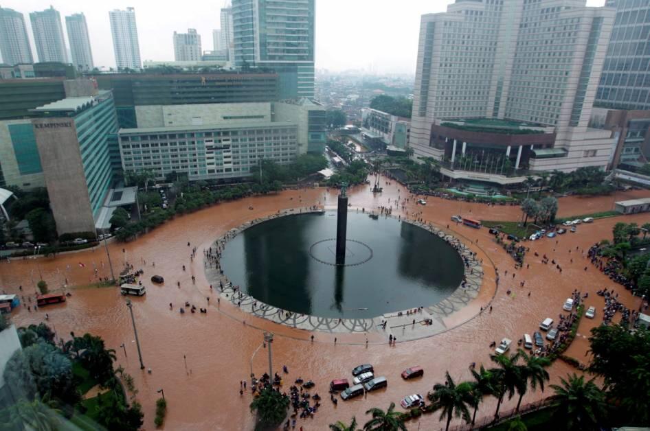 Peluang bisnis paling menguntungkan saat Jakarta Banjir + ngakak