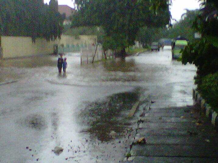 update pict banjir depan tempat kerja ane gan !!