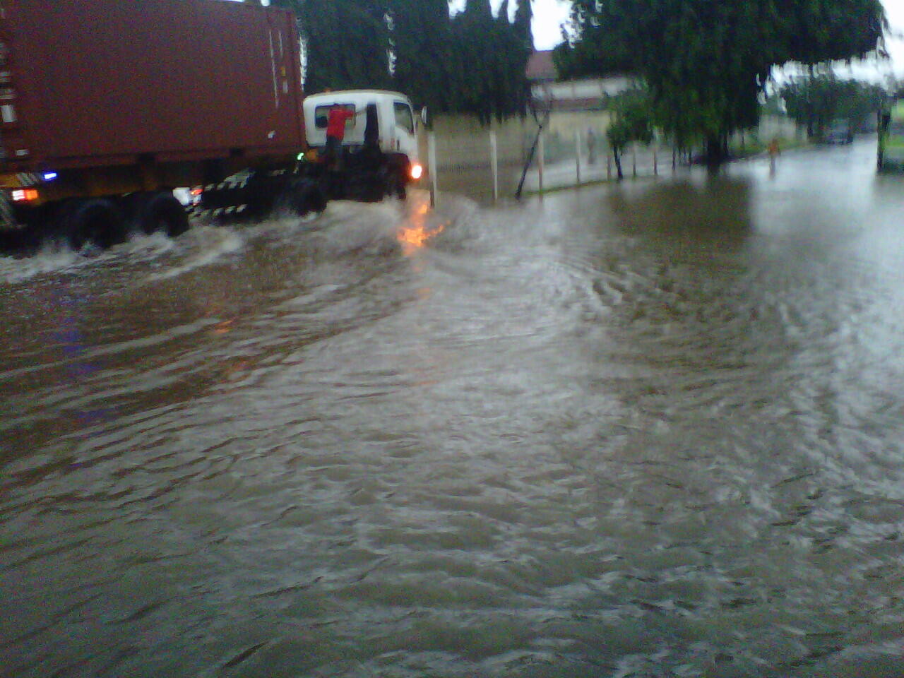 update pict banjir depan tempat kerja ane gan !!