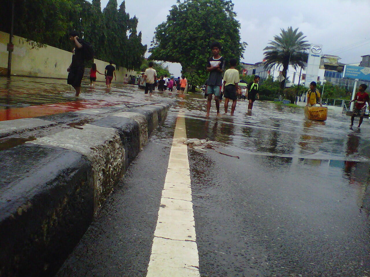 update pict banjir depan tempat kerja ane gan !!