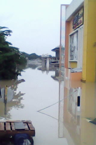 &#91;PIC&#93; TURUT PRIHATIN BANJIR DI BEKASI, BASEMENT HYPERMALL TENGGELAM