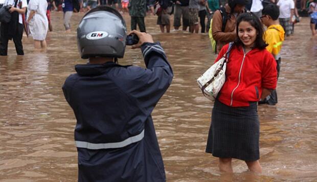 Ada Warga Nonton Banjir Jakarta Sambil Narsis