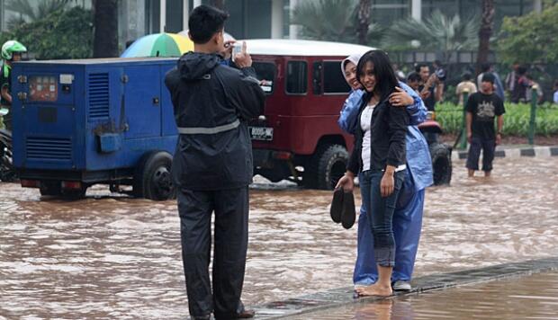 Ada Warga Nonton Banjir Jakarta Sambil Narsis