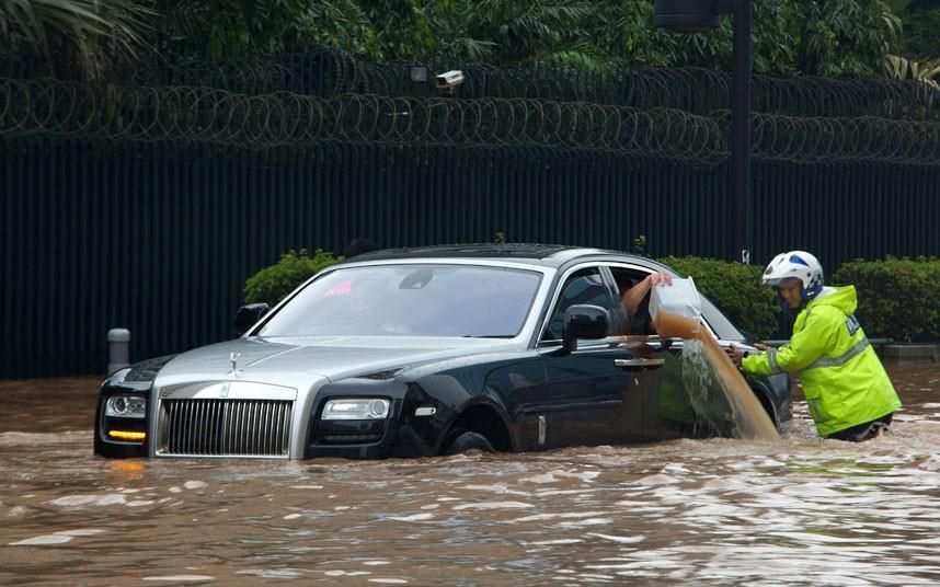 Masih tentang Rolls-Royce yang kejebak Banjir &#91;PIC&#93;