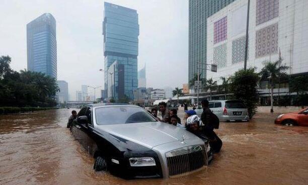 Roll-Royce seharga Rp 10 Miliar tak sanggup terjang banjir Jakarta &#91;PIC&#93;