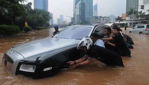 Roll-Royce seharga Rp 10 Miliar tak sanggup terjang banjir Jakarta &#91;PIC&#93;