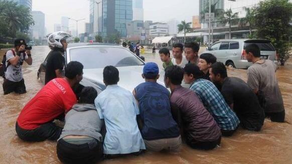 Roll-Royce seharga Rp 10 Miliar tak sanggup terjang banjir Jakarta &#91;PIC&#93;