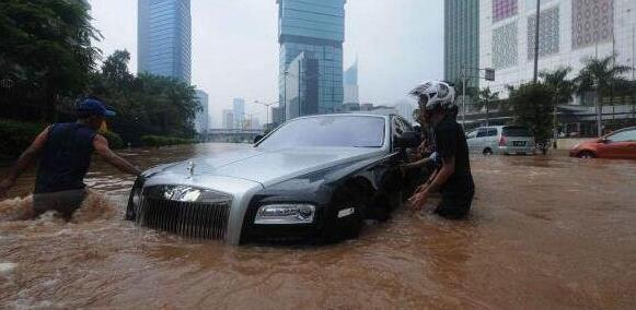 Roll-Royce seharga Rp 10 Miliar tak sanggup terjang banjir Jakarta &#91;PIC&#93;