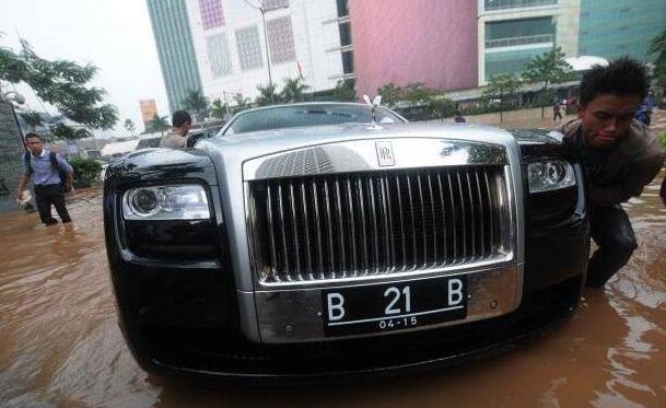 Roll-Royce seharga Rp 10 Miliar tak sanggup terjang banjir Jakarta &#91;PIC&#93;