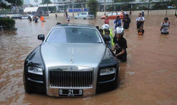 Roll-Royce seharga Rp 10 Miliar tak sanggup terjang banjir Jakarta &#91;PIC&#93;