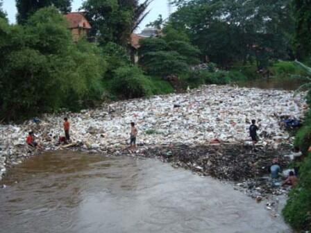 SAMPAH DI SUNGAI = PENYEBAB MASALAH BANJIR DI JAKARTA.