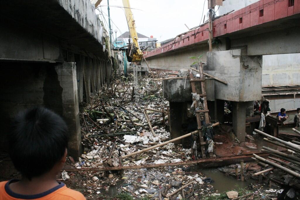 SAMPAH DI SUNGAI = PENYEBAB MASALAH BANJIR DI JAKARTA.