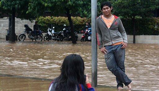 Ada Warga Nonton Banjir Jakarta Sambil Narsis