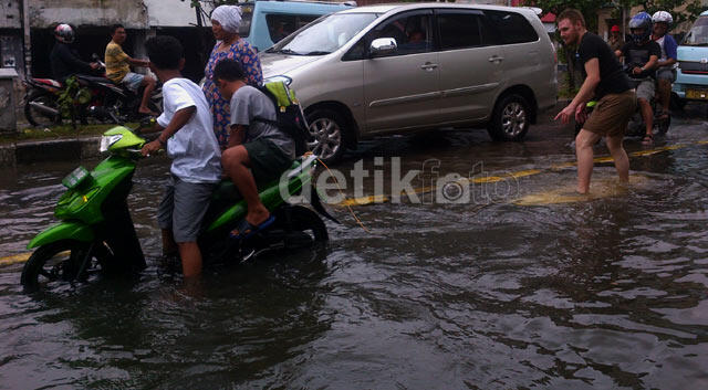 kesenangan di tengah bencana (BULE GILA)