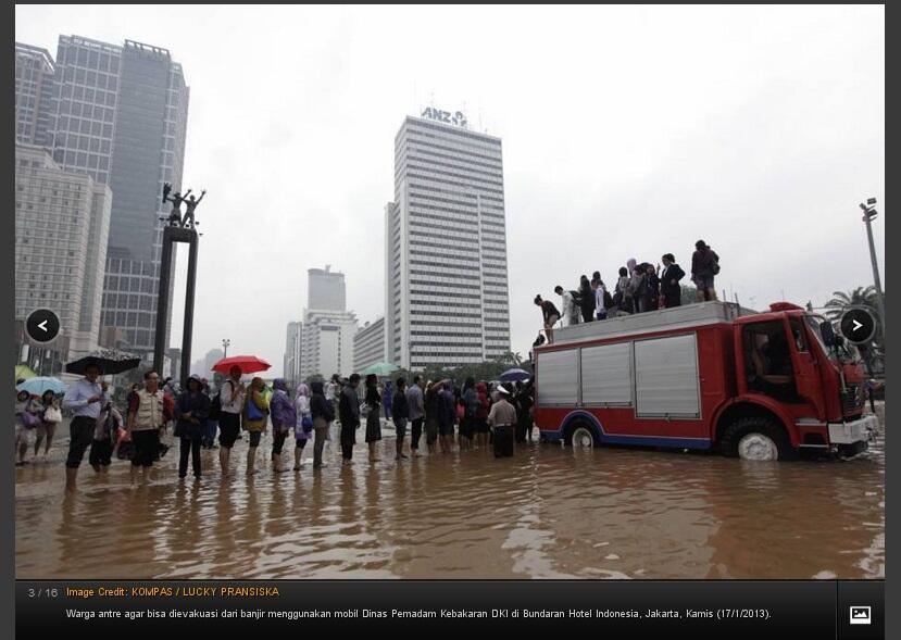 Kebersamaan Muncul Di Tengah Banjir