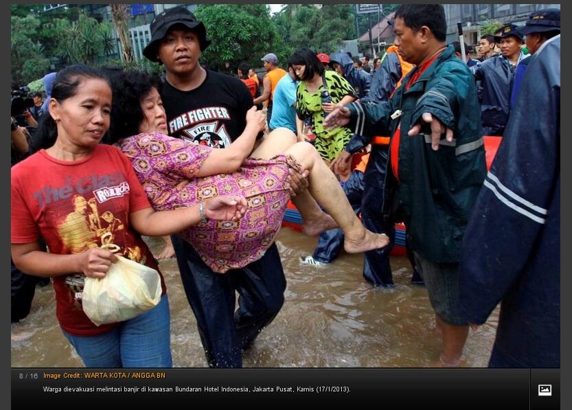 Kebersamaan Muncul Di Tengah Banjir