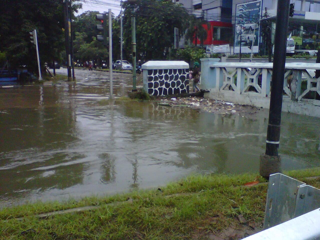 BANJIR di JAKARTA up date 18-01-2013 gimana di tempat agan