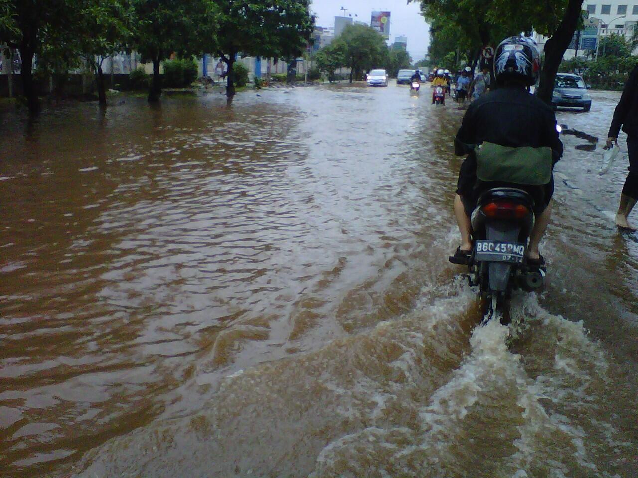 BANJIR di JAKARTA up date 18-01-2013 gimana di tempat agan