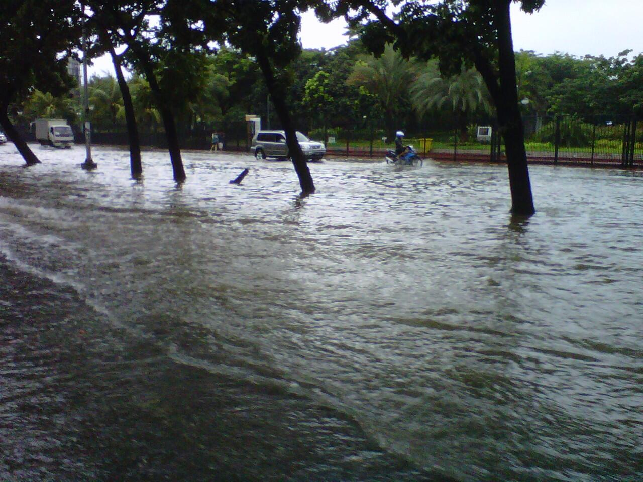 BANJIR di JAKARTA up date 18-01-2013 gimana di tempat agan