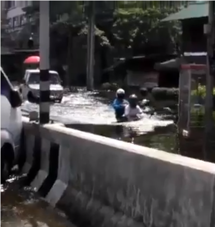 &#91;TIPS&#93; Cara Jitu Menerjang Banjir dengan Motor